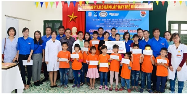le-hoang-trao-tang-50-trieu-dong-cho-cong-dong-ngon-ngu-ky-hieu-viet-nam-753